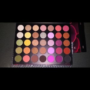 35D Desert Bouquet Morphe Eyeshadow Palette